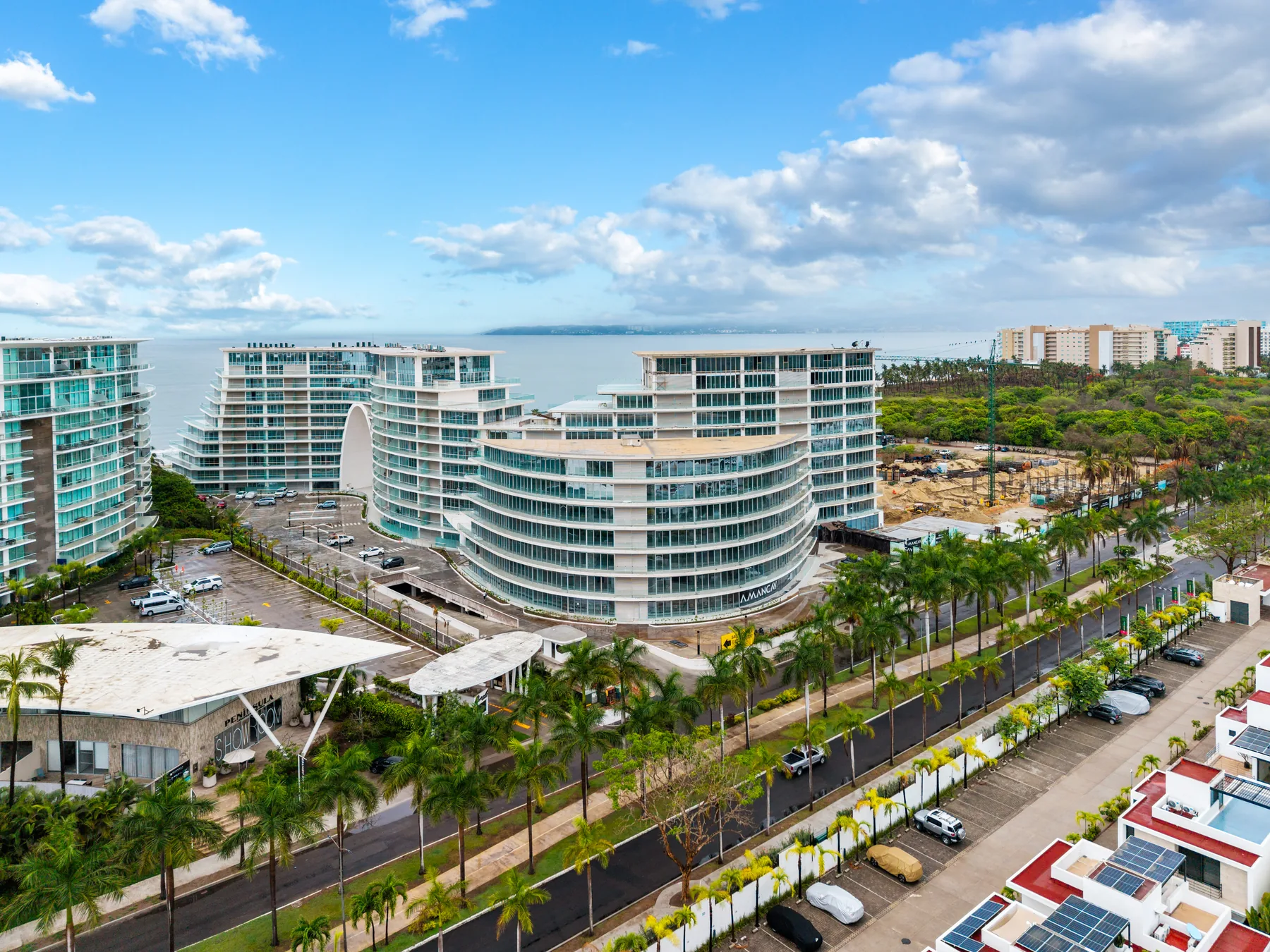 Panorámica aérea del desarrollo Amancay frente al mar en Flamingos, Nuevo Vallarta